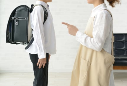 寝坊してバタバタ登校した小4の我が子に激怒。忘れ物は届ける?届けない?子どもたちに気づいてもらいたいことは……