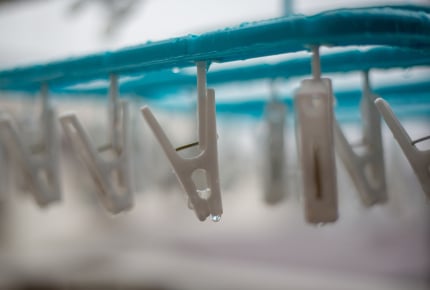 雨の日に洗濯物を干しているのはなぜ?実際に外干ししている人が語る、意外な理由とは