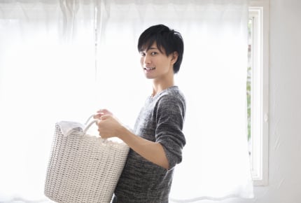 男は雨が降っても「洗濯物を取り込んで」と言わないと取り込まない!?家事を手伝わない旦那さんへの効果的な対処法