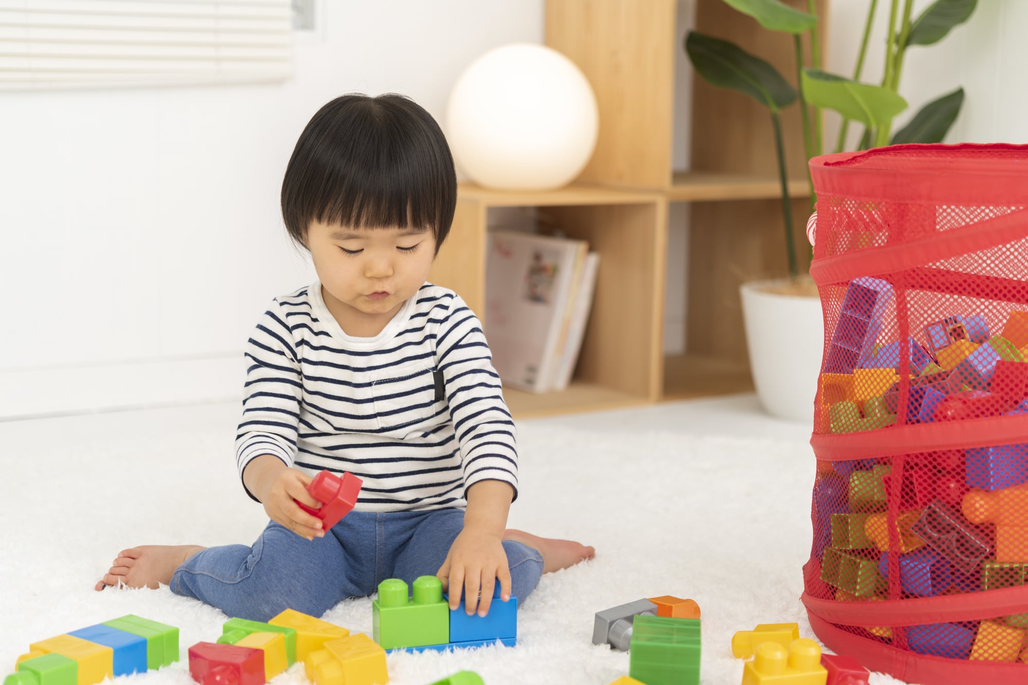 子どもにおもちゃをたくさん買い与えることはよくないの 実際に買い与えられてきた子どもがなりがちな傾向とは ママスタセレクト