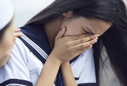 「人見知り」で挨拶もままならない娘に義父が酔って暴力をふるった。落ち込む娘をどうサポートしたらいい?