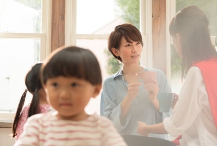 仲良しママのグループに新しママが入ってきた！苦手意識があるママはどう対処すればいいの？