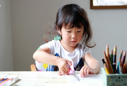 ハサミでクレヨンを切り刻んだ2歳児。子どもに教えるべきなのは物を大事にすること?それとも?