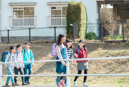 登校班のみんなに「遅い」と言われる我が子。集合時間には間に合っていると主張するママに厳しい意見も