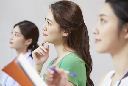 話し合いで自分の意見を言わないのはなぜ?みんなの意見を引き出すために必要なのは「否定しない進行役」
