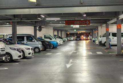 「車、どこに止めたっけ!?」車の置き場所を忘れないためのアイデア5選