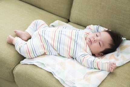 上下が繋がっているロンパースはいつまで使う?昼間は着なくてもパジャマとして活用するママも