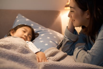 布団に寝ると子どもがくっついてきて狭い!身体が痛くて辛いママが解決できる方法はある?
