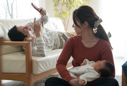 共働きなのに、休日の旦那はひとりでゴロゴロ。ママのイライラを収める方法はある?