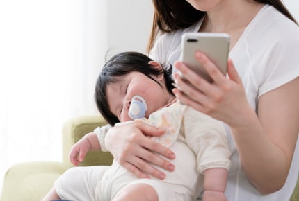 感染症が流行しているからと断っても、しつこく「赤ちゃんに会いたい」という同僚。連絡を無視するのは大人気ないですか?