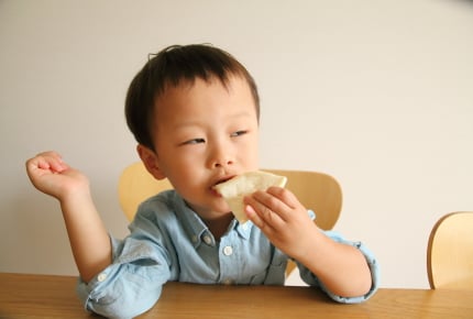 子どもの食事のマナーが悪い!小さいころから教えるべきだった?ママたちがマナーを教えはじめたタイミングとは