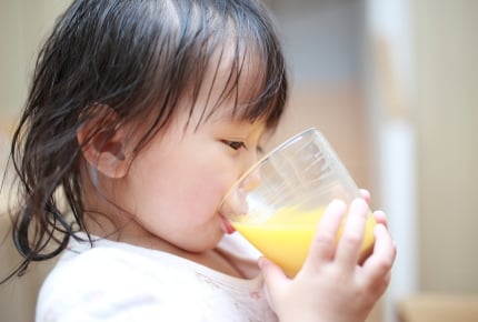 「毎日ジュースくらい飲ませないとかわいそう」園のママ友から言われた!家にジュースを常備している?