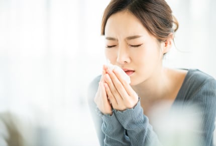 花粉の季節！鼻水やくしゃみ、目の痒みに悩まされるママたちは、どういう対策をしているのか