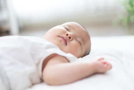 新生児が夜に全く寝ない……！みんなはどうやって赤ちゃんを寝かしつけていた？