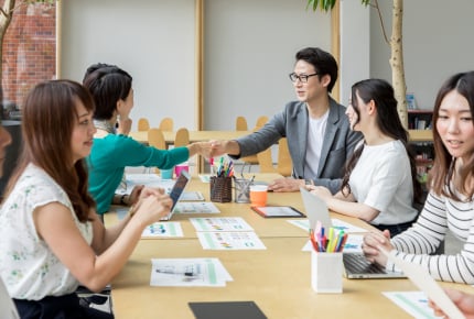 仲良しのママ友から同じ職場で働こうと言われたママ。一緒に仕事をしても問題はない?