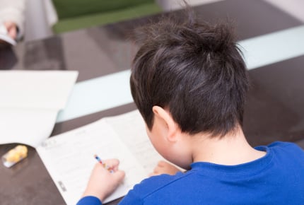 硬筆の先生に右手で書いてと言われた年中の我が子。硬筆やお習字は左利きではダメなの?