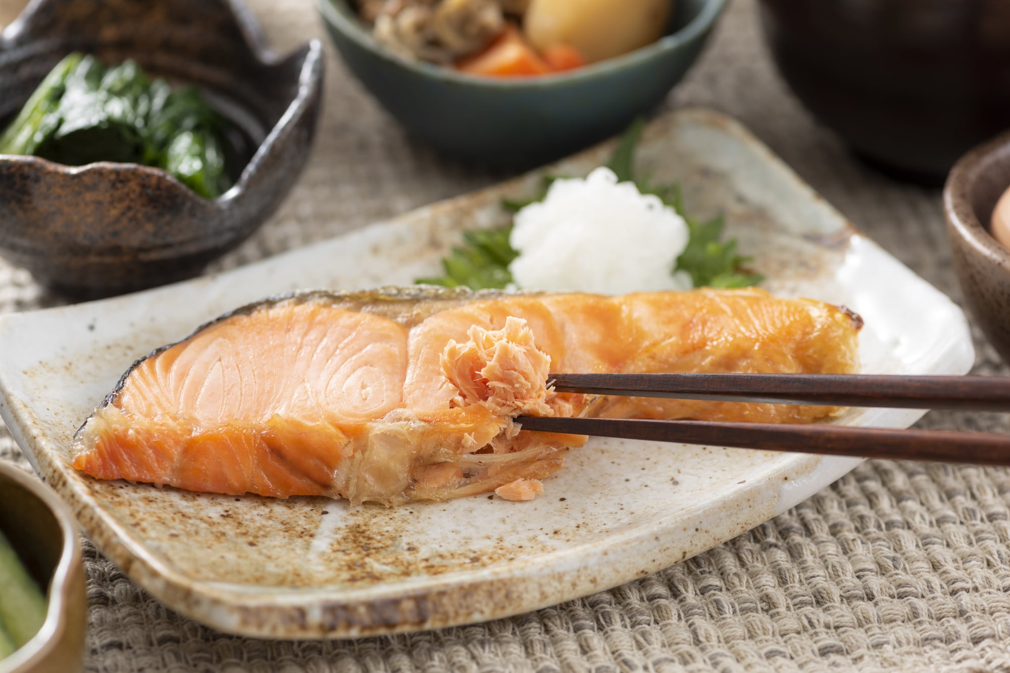 生鮭 の美味しい調理法を教えて 子どもが喜ぶレシピや時短メニューをご紹介 ママスタセレクト