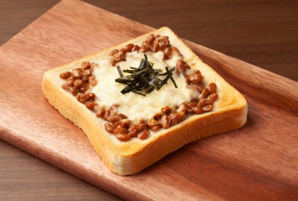 一度食べたら病みつきに!?納豆トーストの魅力にとりつかれた人たちが教える「美味しく食べる方法」
