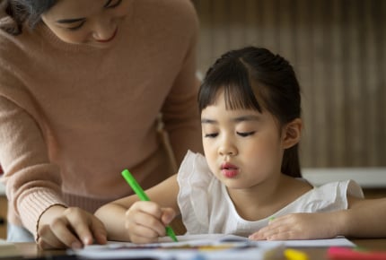 子どもに勉強を教えるとイライラしてしまうママ。どうすれば怒らずに教えることができる?