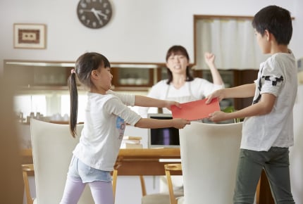 3人きょうだいの喧嘩が激しすぎて手に負えない。子どもたちの喧嘩を防ぐための方法はある?