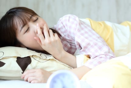 朝に起きるのが苦手なママ。子どもを遅刻させないために早く起きるには?