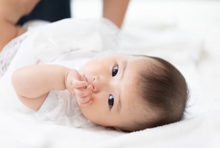 指しゃぶりをするのは愛情不足だから?生後4ヶ月の娘の様子を知った姉に言われたけど、本当ですか?
