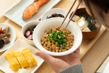 納豆を食卓に出すときお皿に移す?洗い物が増える、薬味を入れたいなど、ママたちの考えは?