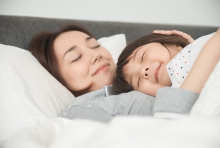 ママのお腹の上でスヤスヤと眠る子どもが愛しい……。心をほっこりさせてくれるエピソード