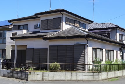 ご近所に住む年配夫婦の家の窓用シャッター。何十年も閉まったままな理由をママたちで考えてみた!
