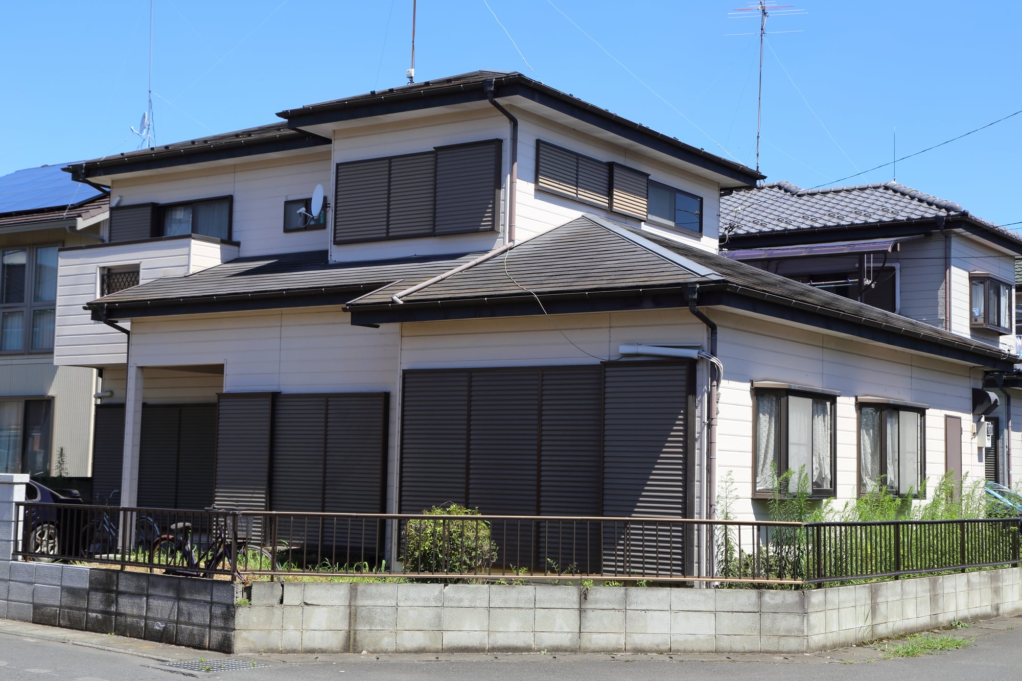 ご近所に住む年配夫婦の家の窓用シャッター 何十年も閉まったままな理由をママたちで考えてみた ママスタセレクト