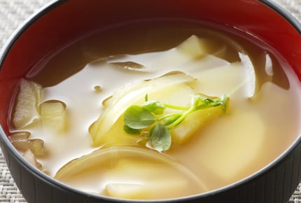 お味噌汁に玉ねぎを入れるのはおかしい?ママたちがお味噌汁の具材として玉ねぎと組み合わせる食材は?