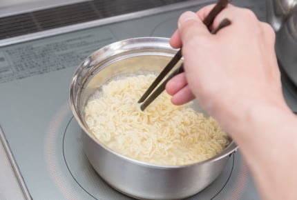 袋のインスタントラーメン、みんなは茹でたお湯でスープを作っている?