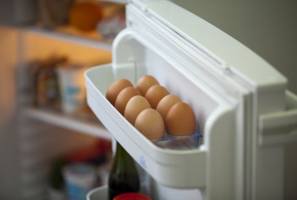 卵は冷蔵庫のケースに移し替えて保存するのがいい？それともパックのままがいい？