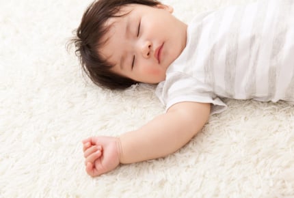 赤ちゃんが握りしめている手の中にあるものは?すっぱい匂いの、アレ!