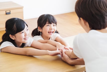 6歳の長女を抱っこしていたら、旦那に「次女がかわいそう」と注意された。私が悪いの?