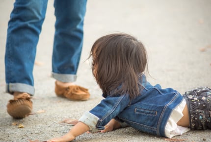 子どもが転んだときに「痛かったね」と声かけするのはNG?我が家流の声かけは?