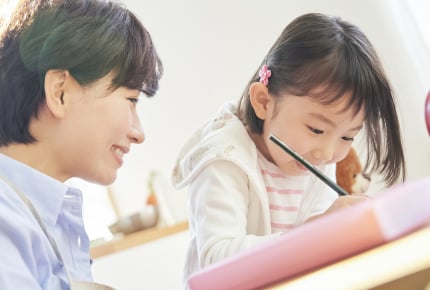 小学2年生に自宅学習はどれくらいさせている?子どもに勉強させたいママたちの工夫や悩みとは