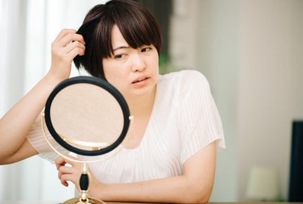 白髪は抜くと増える!?みんなはどうやって対処している?