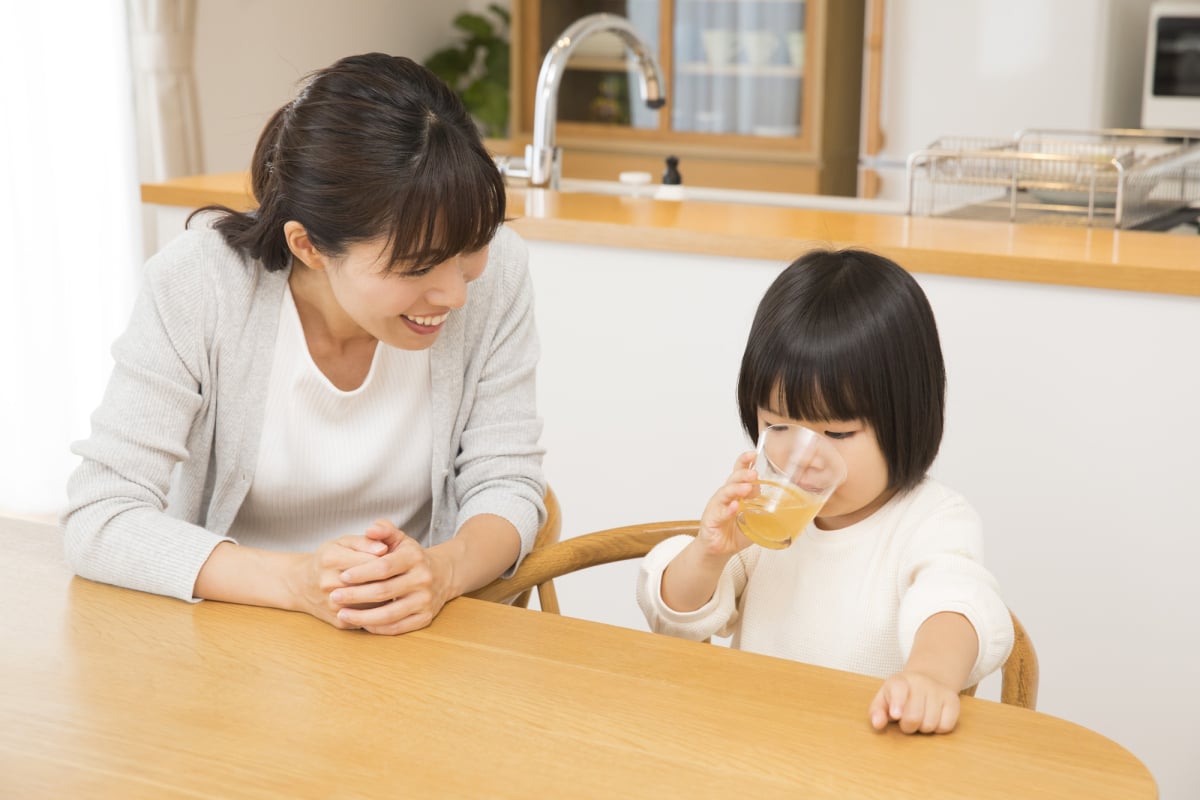 2歳の子が コップ飲み をしてくれない どうやって練習をすればいい ママスタセレクト