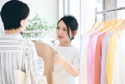 店員さんの「私もそれ持っているんです」はプレッシャー?客側から見た苦手な声かけ、好きな接客とは