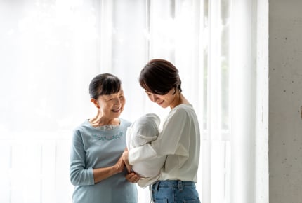 義母が赤ちゃんを奪い取るようにして抱っこする!みんなはどう思う?
