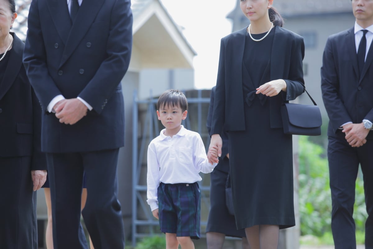 義母の葬儀で子どもが黒のスニーカーを履いたら非難された 葬儀にふさわしい子どもの履き物とは ママスタセレクト