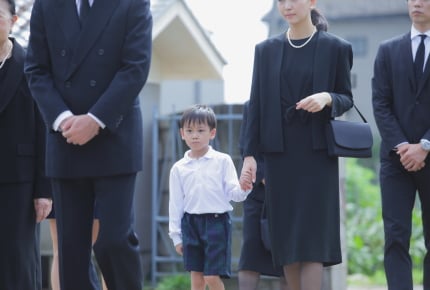 義母の葬儀で子どもが黒のスニーカーを履いたら非難された!葬儀にふさわしい子どもの履き物とは