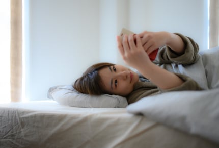 家族が寝静まった後、子どもが小さかった頃の写真やビデオを見て涙するママたち