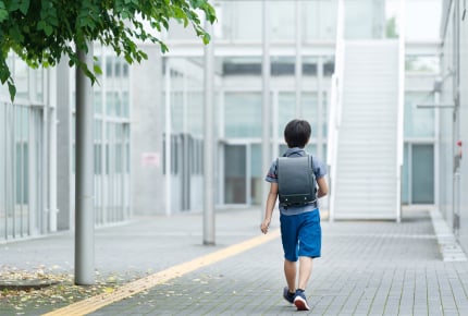 小学4年生の息子が1人で登校している。前は友達と一緒だったのに……。不安になる投稿者さんへのアドバイスとは?