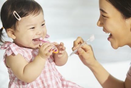 子どもを虫歯にしないために。赤ちゃんの歯のメンテナンスはいつから始める？どうすればいい？