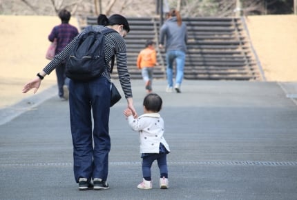 幼児2人を連れて道路を散歩……人の多さや排気ガスが心配！みんなどこで散歩させている？
