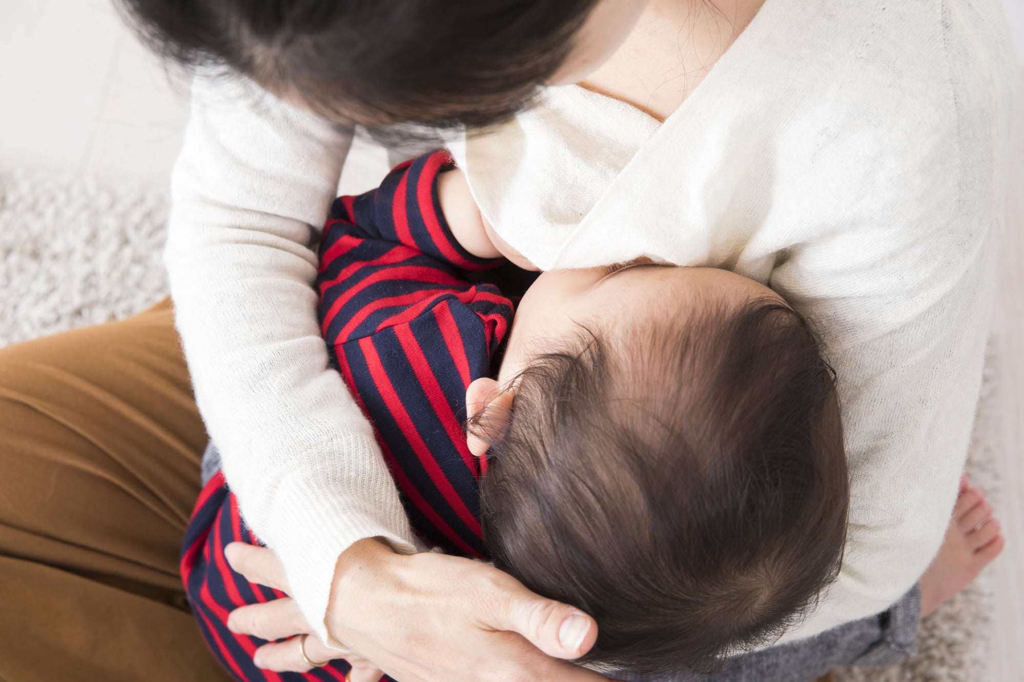 子どもが幼稚園に入るまでおっぱいを飲んでいるのはおかしい 卒乳のタイミングはいつがいいの ママスタセレクト 子どもが幼稚園に入るまでおっぱいを飲んでいるのはおかしい 卒乳のタイミングはいつがいいの ママスタセレクト