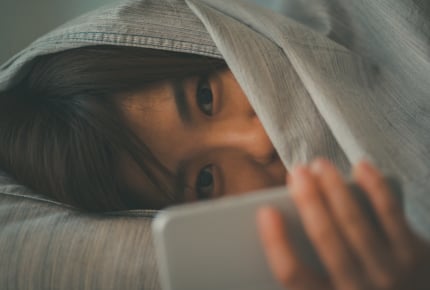 夜遅くまでLINEをしている中1の息子。生活リズムの乱れが気になるママができることは?
