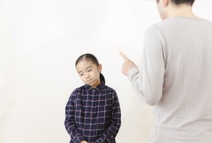 旦那が子どもを怒っている姿に腹が立ってしまう……ママたちの心の内とは?